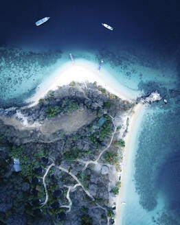 Luftaufnahme der wunderschönen Küstenlinie mit weißem Sandstrand am Pink Beach auf der Insel Komodo, Indonesien. - AAEF17754