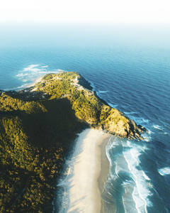 Luftaufnahme des paradiesischen Strandes und der Küstenlinie von Byron Bay, New South Wales, Australien. - AAEF17760