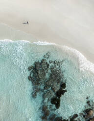 Luftaufnahme einer Person entlang der Küstenlinie der Wylie Bay, Esperance, Australien. - AAEF17775