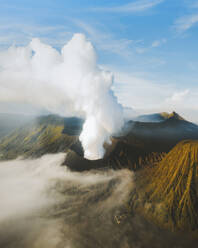 Luftaufnahme des Vulkans Bromo während eines Ausbruchs im Bromo Tengger Semeru National Park, Ost-Java, Indonesien. - AAEF17781