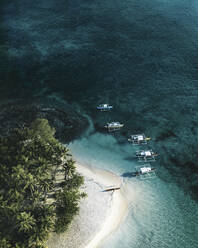Luftaufnahme einer Vielzahl von Katamaran-Booten entlang der Küste der Insel Coron, Bayan ng Coron, Palawan, Philippinen. - AAEF17788