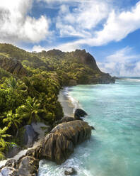 Luftaufnahme der Küstenlinie der Insel La Digue mit Palmen, Seychellen. - AAEF17808