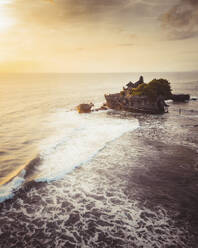 Luftaufnahme des Tempels Tanah Lot bei Sonnenuntergang auf Bali, Indonesien. - AAEF17840