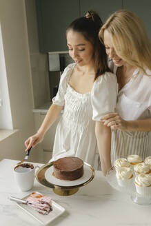 Glückliche Freunde bereiten zu Hause Kuchen vor - VIVF00461
