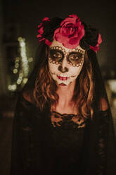 Frau in Tag-der-Toten-Kostüm mit Schminke im Gesicht - GMLF01370