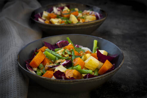 Zwei Schalen verzehrfertiger vegetarischer Salat mit Süßkartoffeln, Sellerie, Radicchio, grünen Bohnen, Croutons, Walnüssen und Petersilie - LVF09298