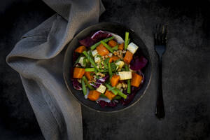 Schüssel mit verzehrfertigem vegetarischem Salat mit Süßkartoffel, Sellerie, Radicchio, grünen Bohnen, Croutons, Walnüssen und Petersilie - LVF09299