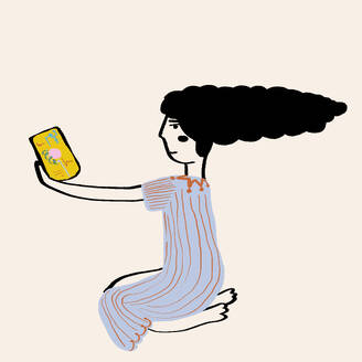 Vektor-Illustration von Cartoon-Künstlerin in gestreiften blauen Kleid mit schwarzen langen gewellten Haaren sitzen auf Knien und Zeichnung Bild in Skizzenbuch gegen beige Hintergrund - ADSF43578