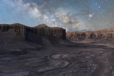 Malerische Canyon-Landschaft mit massiven Felsformationen unter wolkenlosem Milchstraßen-Sternenhimmel bei Nacht - ADSF43671