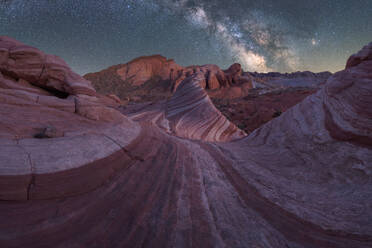 Spektakuläre Kulisse der rauen Felsenberge unter dem Sternenhimmel am Abend im Valley of Fire State Park - ADSF43681