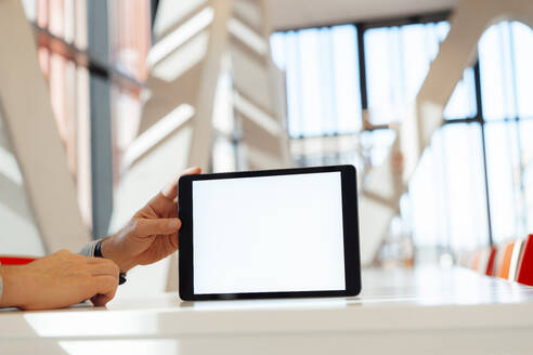 Geschäftsmann zeigt Tablet-PC mit leerem Bildschirm - JOSEF18158