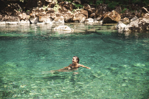 Junge Frau beim Schwimmen im Fluss Tara - PCLF00330