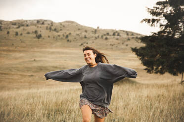 Fröhliche Frau beim Laufen im Durmitor-Nationalpark - PCLF00331