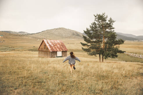 Glückliche Frau beim Laufen im Durmitor-Nationalpark - PCLF00332