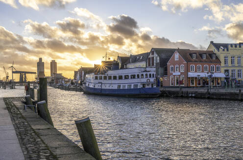 Deutschland, Nordfriesland, Husum, Stadthafen bei Sonnenuntergang - KEBF02698