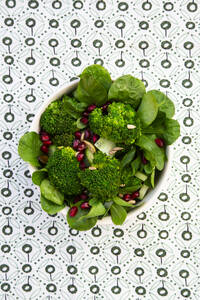 Schüssel mit grünem Salat mit Brokkoli, Feldsalat, Cashewnüssen, Gurken und verschiedenen Samen - LVF09303
