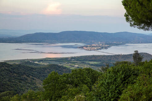 Italien, Toskana, Monte Argentario, Stadt von der Halbinsel Monte Argentario aus gesehen - MAMF02747