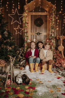 Brüder und Schwestern feiern Weihnachten - GMLF01388