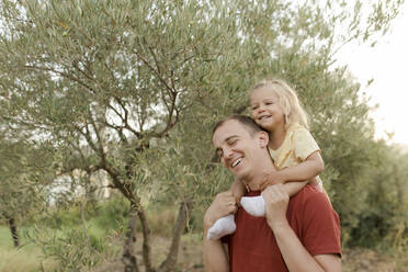 Glücklicher Vater und Tochter haben Spaß im Olivengarten - VIVF00484