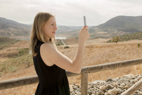 Frau fotografiert mit Smartphone - VIVF00503