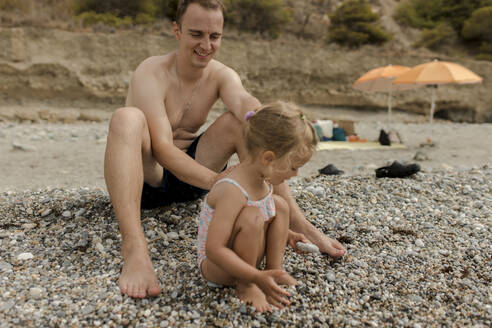 Father with daughter playing at beach - VIVF00527