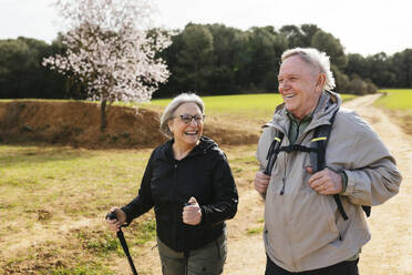 Älteres Paar wandert gemeinsam auf einem Wanderweg - EBSF03064