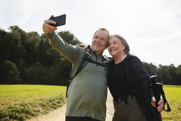 Älteres Ehepaar fängt einen freudigen Moment mit einem Selfie an einem hellen und fröhlichen Tag ein - EBSF03068
