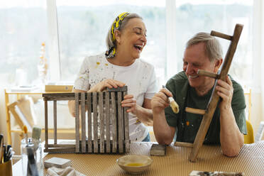 Glückliches älteres Paar genießt gemeinsam in der Werkstatt - EBSF03092