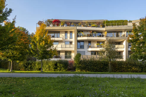 Deutschland, Bayern, München, Balkone eines modernen Mehrfamilienhauses - MAMF02760