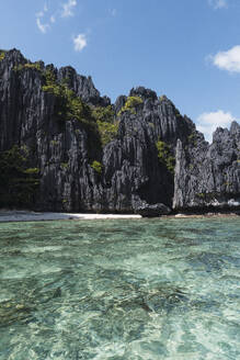 Leerer Strand mit kristallklarem Wasser in El Nido - PNAF05160