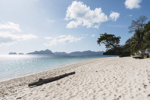 Ruhiger Blick auf den leeren Strand an einem sonnigen Tag - PNAF05169