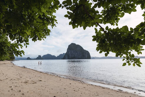 Touristen genießen ihren Urlaub am Strand - PNAF05190