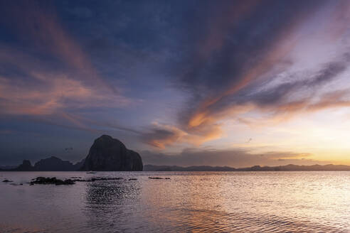 Aussicht auf eine Klippe am Meer bei Sonnenuntergang - PNAF05192