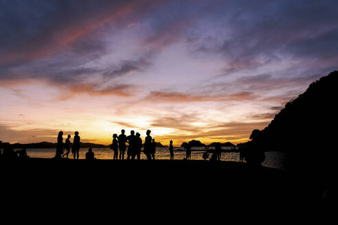 Silhouette of unrecognizable people at beach - PNAF05193