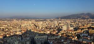 Frankreich, Provence-Alpes-Cote d'Azur, Marseille, Stadtpanorama in der Abenddämmerung - NGF00794