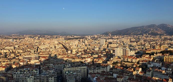France, Provence-Alpes-Cote d'Azur, Marseille, Panoramic cityscape at dusk - NGF00794