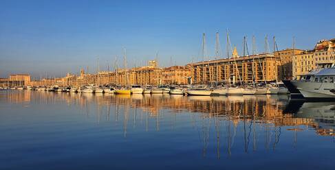Frankreich, Provence-Alpes-Cote d'Azur, Marseille, Panoramablick auf Segelboote im Stadthafen - NGF00795