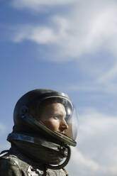 Nachdenklicher Kosmonaut im Astronautenkostüm - AZF00497