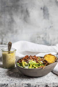 Salatschüssel mit gerösteten Kichererbsen, Karotten und Röstkartoffeln am Spieß - SBDF04603