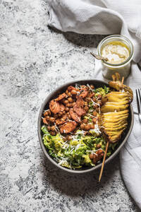 Salatschüssel mit gerösteten Kichererbsen, Karotten und Röstkartoffeln am Spieß - SBDF04605