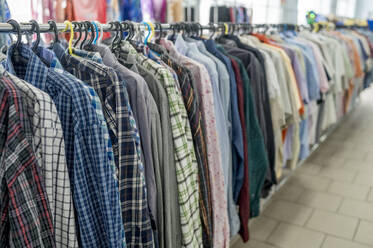 Variation von bedruckten Hemden auf dem Regal im Geschäft - ANAF01172