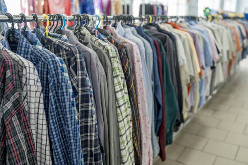 Variation von bedruckten Hemden auf dem Regal im Geschäft - ANAF01172