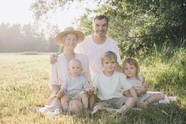 Glückliche Familie genießt zusammen in der Natur am sonnigen Tag - NDEF00441