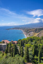 Blick auf Taormina mit dem Ätna im Hintergrund vom Griechischen Theater, Taormina, Sizilien, Italien, Mittelmeer, Europa - RHPLF23664