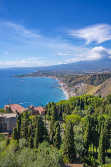 Blick auf Taormina mit dem Ätna im Hintergrund vom Griechischen Theater, Taormina, Sizilien, Italien, Mittelmeer, Europa - RHPLF23664