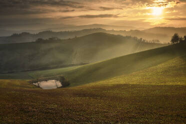 Sonnenuntergang über italienischer Landschaft und Hügeln mit einem kleinen See, Italien, Europa - RHPLF23688