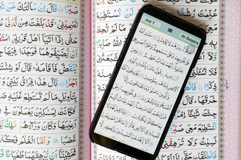 Digitaler Koran auf Smartphone und traditionellem Papier Heiliger Koran, Papier und digitaler Koran, Al-Serkal-Moschee, Kambodscha, Indochina, Südostasien, Asien - RHPLF23720