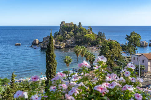 Blick auf Isola Bella und Strand an einem sonnigen Tag, Mazzaro, Taormina, Sizilien, Italien, Mittelmeer, Europa - RHPLF23735