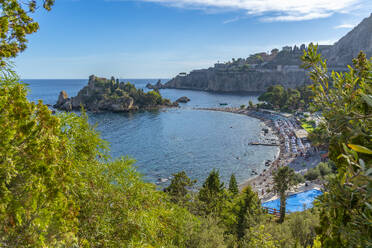 Blick auf Isola Bella und Strand an einem sonnigen Tag, Mazzaro, Taormina, Sizilien, Italien, Mittelmeer, Europa - RHPLF23736