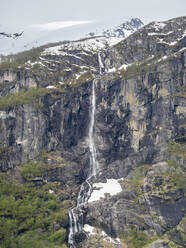 Blick auf einen Wasserfall an einer steilen Bergwand mit dem Myklebustbreen-Gletscher an der Spitze, Vestland, Norwegen, Skandinavien, Europa - RHPLF23740